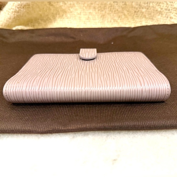 Louis Vuitton Grey Lilac EPI Notebook Agenda
Planner Wallet - Picture 4 of 13